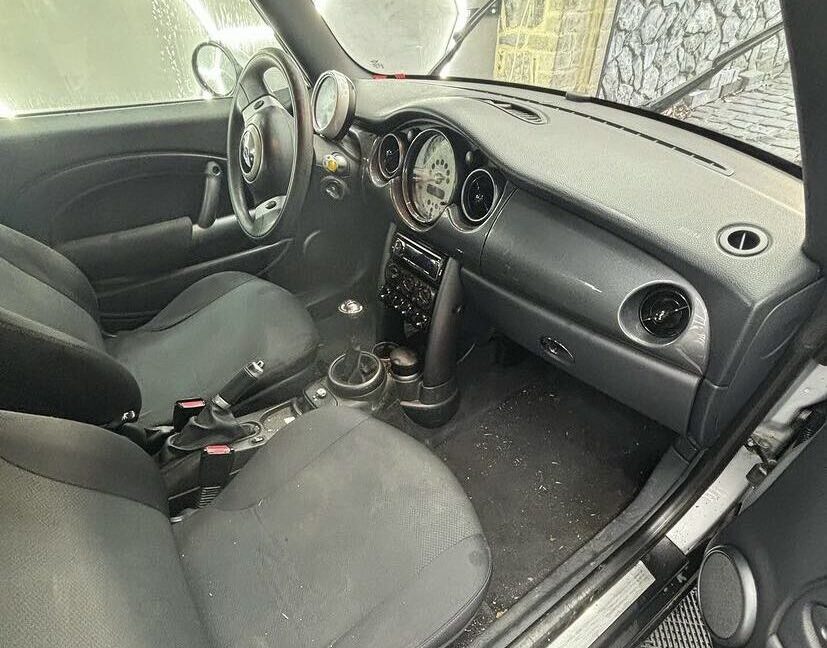 l'habitacle d'une voiture mini avant le nettoyage par nos services